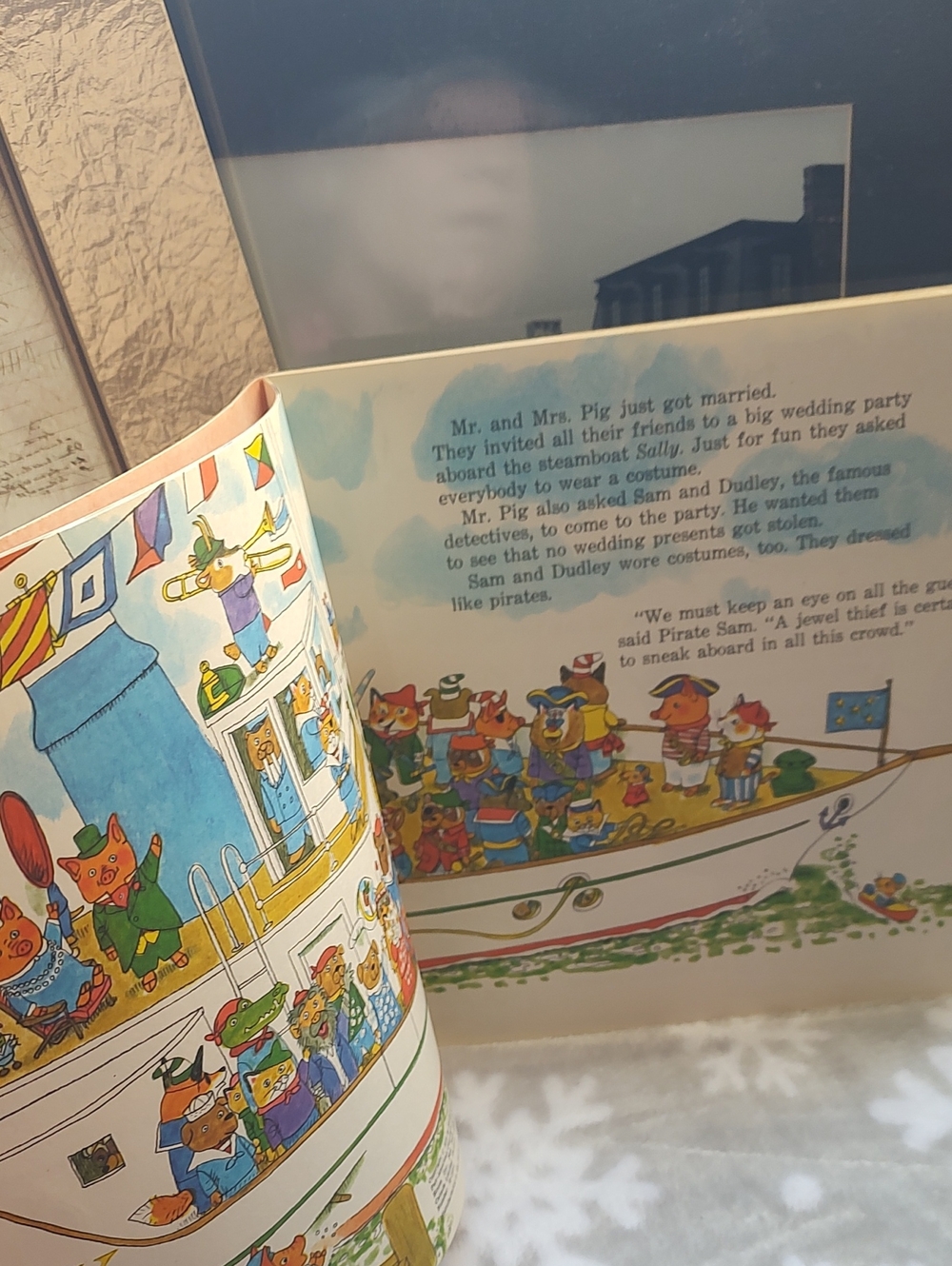 Richard Scarry's Great Steamboat Mystery 📚 - Picture 5 of 11